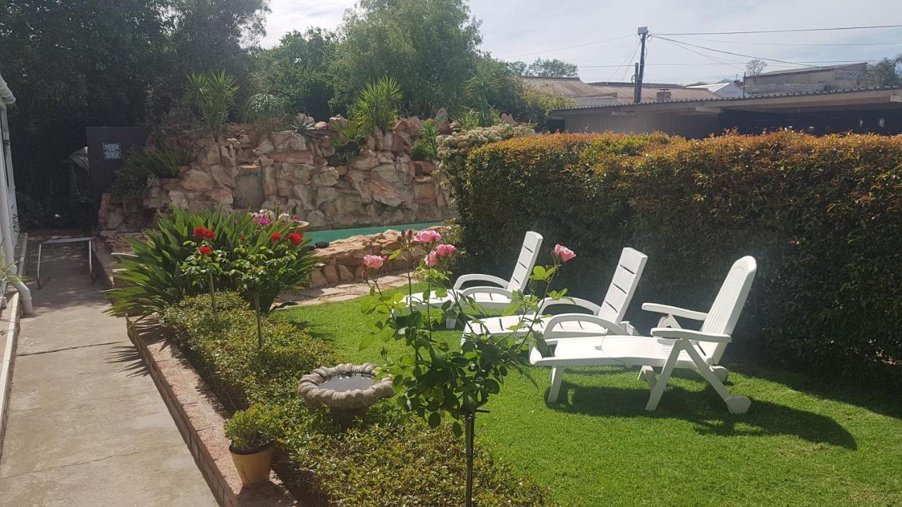 Beit Shalom Before Known As Best Little Guesthouse Oudtshoorn Bagian luar foto