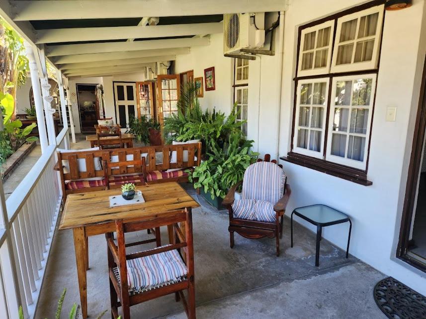Beit Shalom Before Known As Best Little Guesthouse Oudtshoorn Bagian luar foto