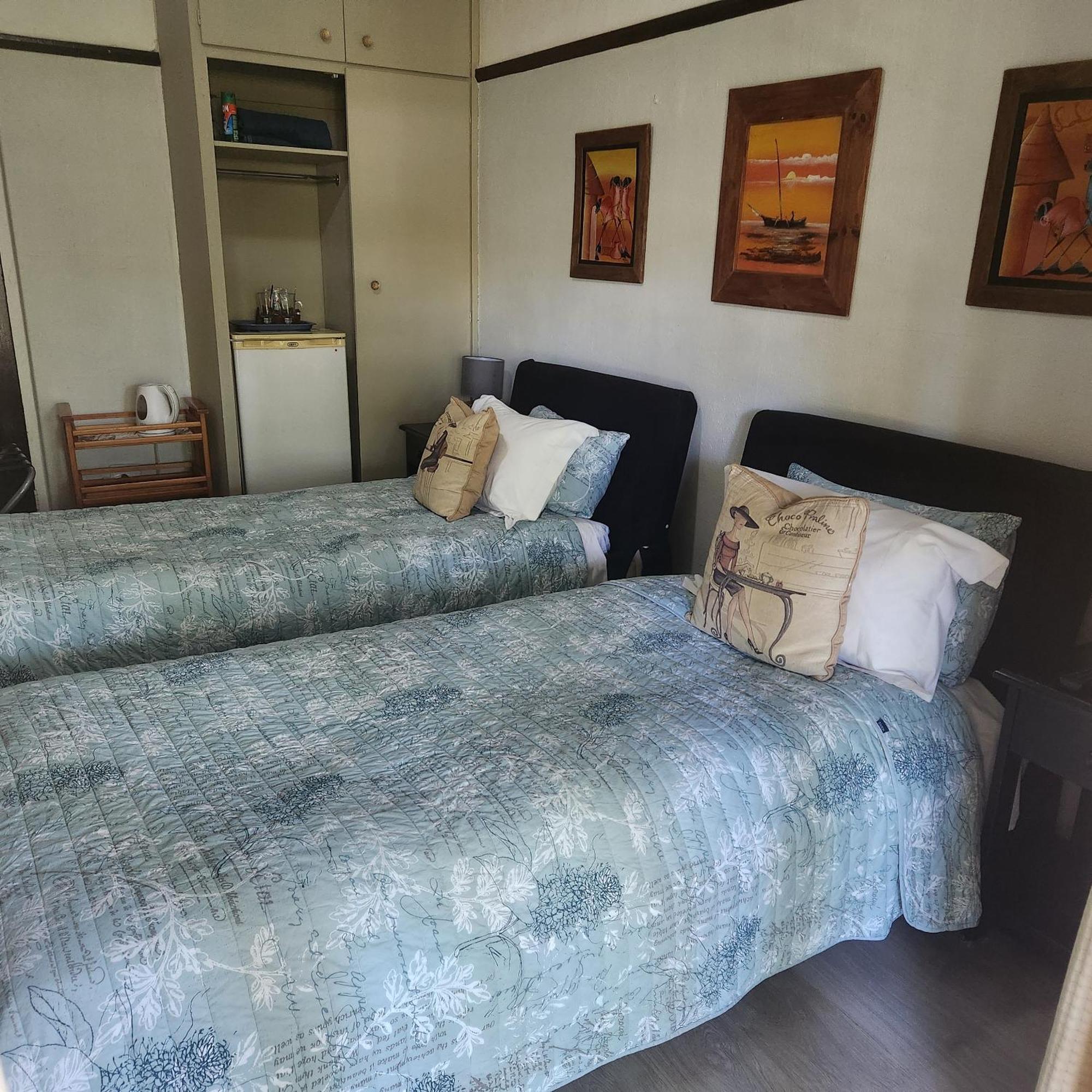 Beit Shalom Before Known As Best Little Guesthouse Oudtshoorn Bagian luar foto