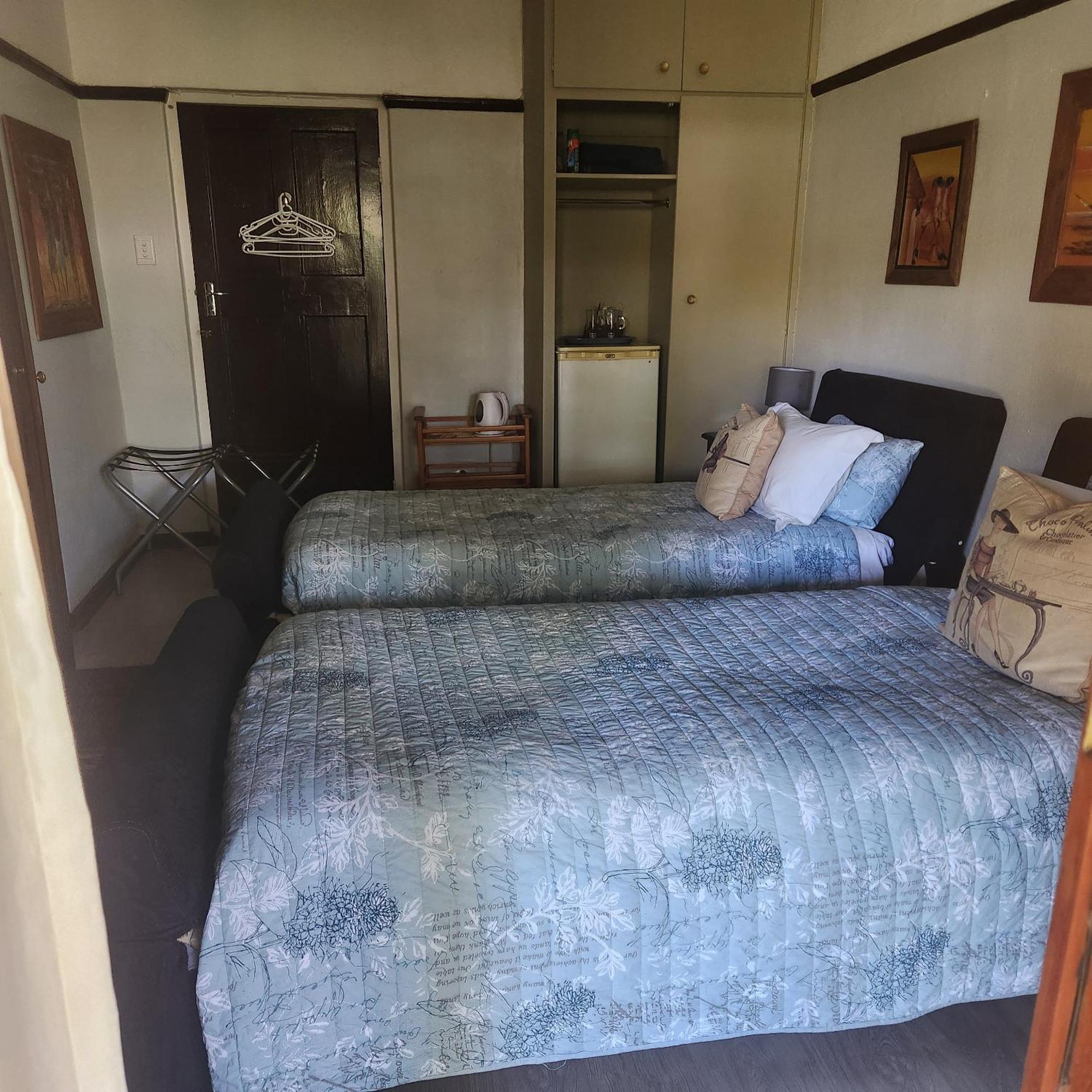 Beit Shalom Before Known As Best Little Guesthouse Oudtshoorn Bagian luar foto